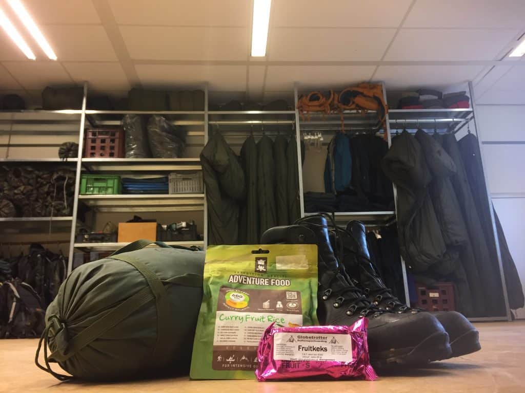 Schoenen, eten en slaapzak voor de tocht.